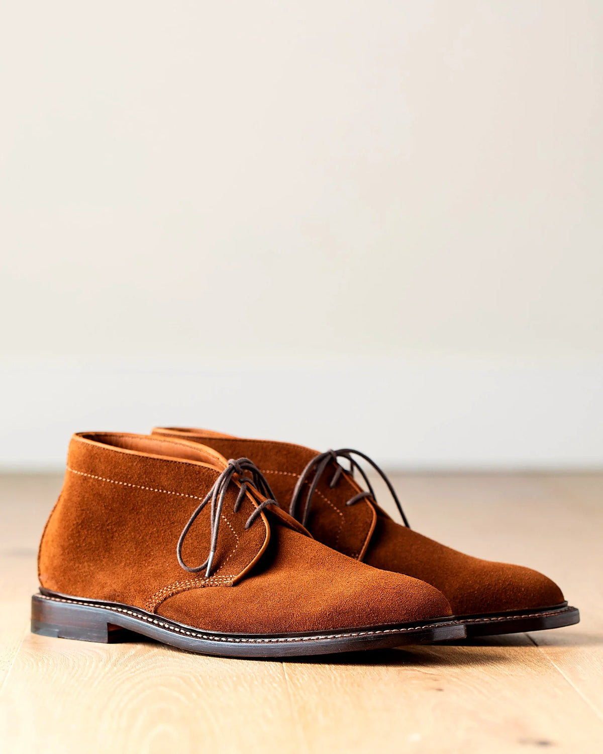 unlined chukka boot in Bourbon Janus Butt suede with blind eyelets