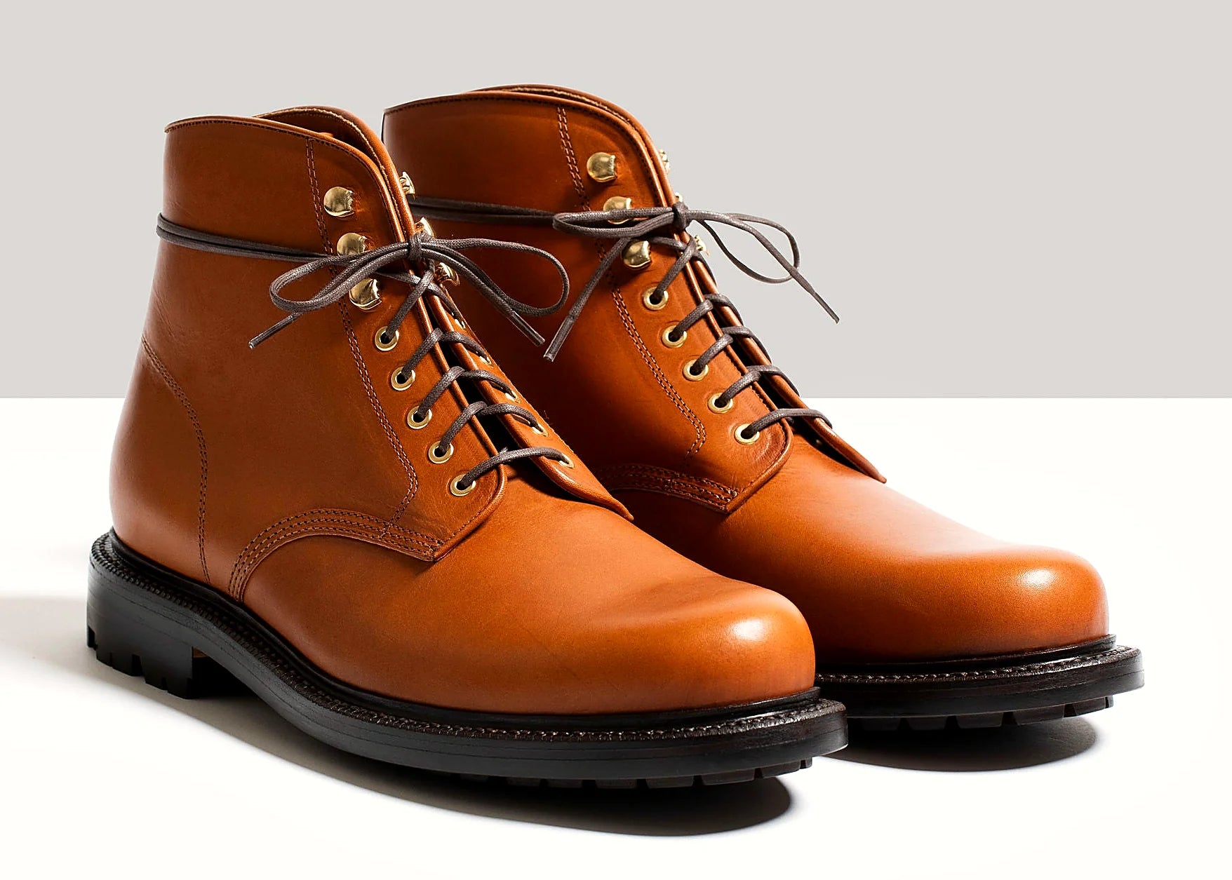 Saddle tan Minerva plain toe boot with polished brass eyelets and speed hooks